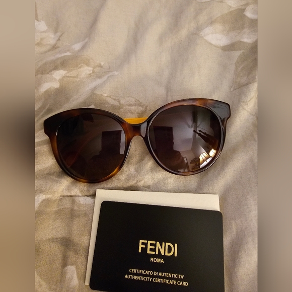 FENDI Women's Sunglasses. Pre-owned - Picture 7 of 12